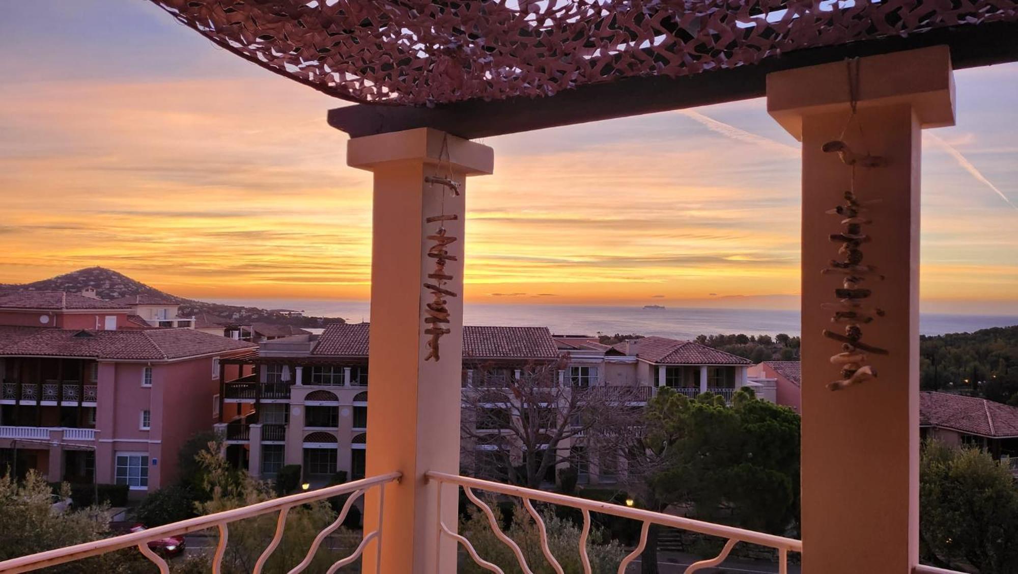 Apartment Saint-raphael- Vue Et Massif De L'esterel *