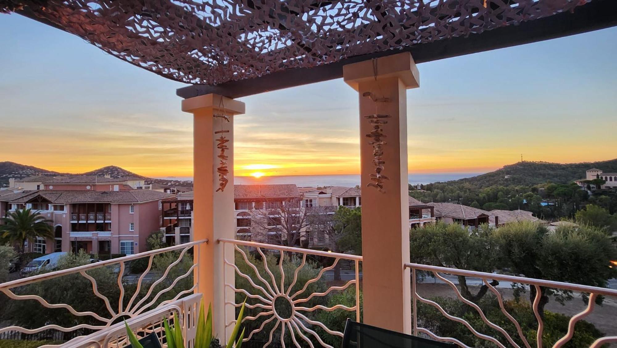 Saint-raphael- Vue Et Massif De L'esterel Apartment